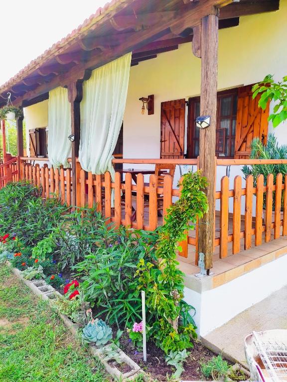 RODAVGI veranda with flowers