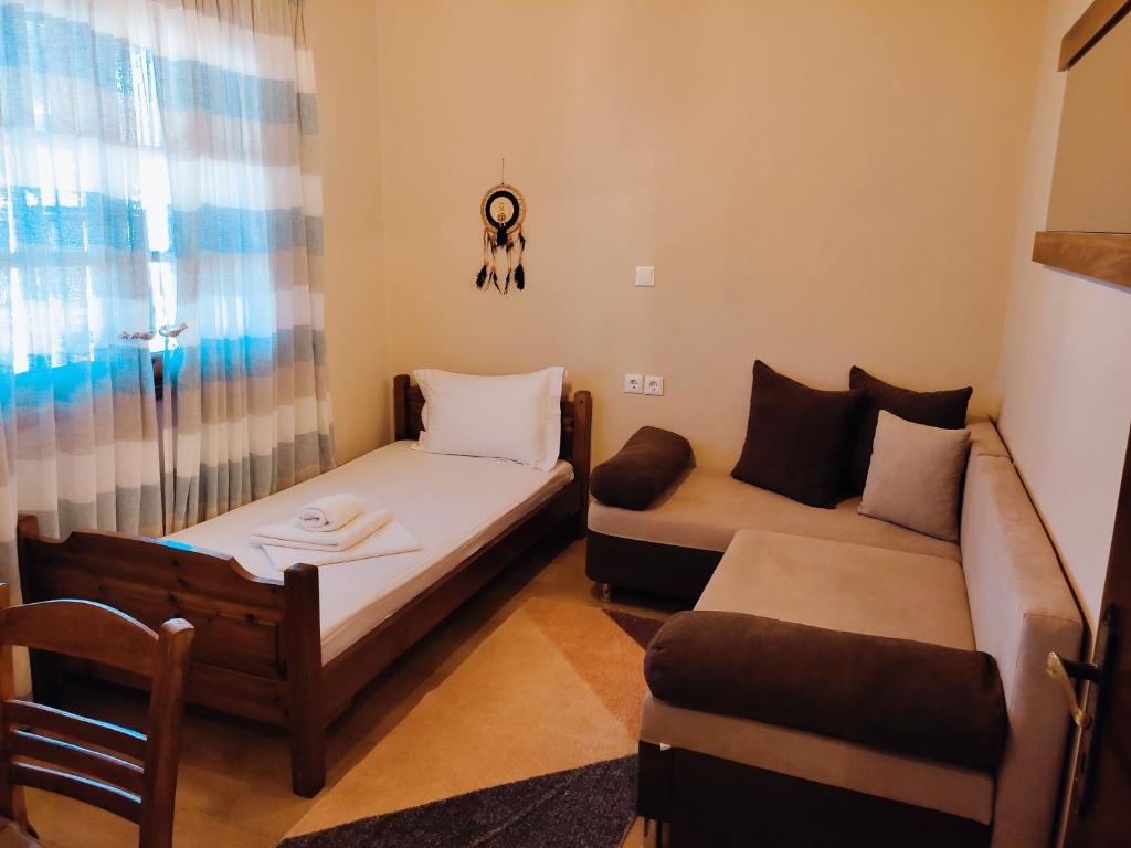 RODAVGI Apartment A - second bedroom with single bed and sofa bed