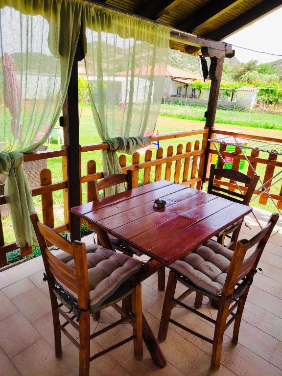 RODAVGI Apartment B - terrace with dining table and garden curtains